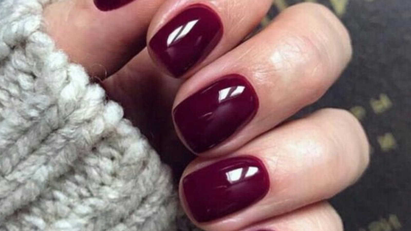 Une manucure rouge bordeaux