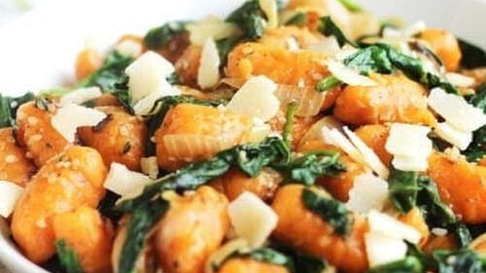 Gnocchi à la patate douce, épinards, sésame et parmesan