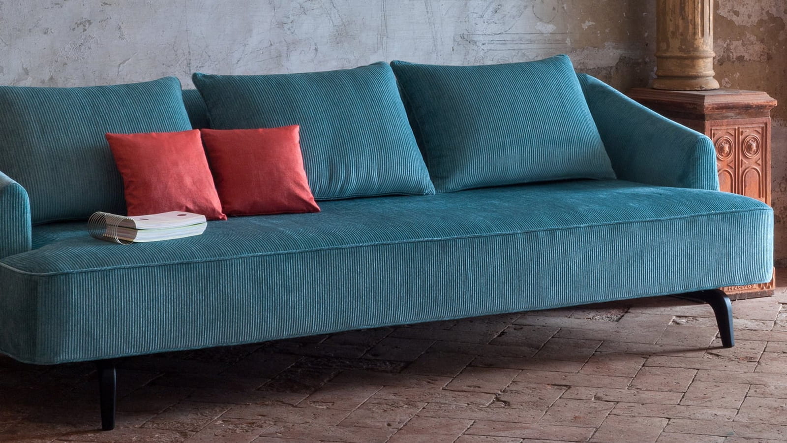Sofa en velours bleu 