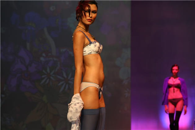 Un petit c&ocirc;t&eacute; fleur bleue