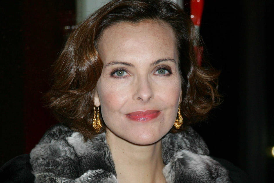 Carole Bouquet, sophistiqu&eacute;e avec son carr&eacute; boucl&eacute;