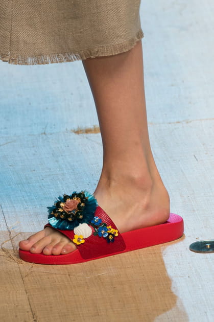 Les claquettes accessoiris&eacute;es du d&eacute;fil&eacute; Dolce & Gabbana