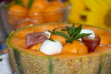 Salade de melon à la menthe, bocconcini et jambon de Parme : Etape 2
