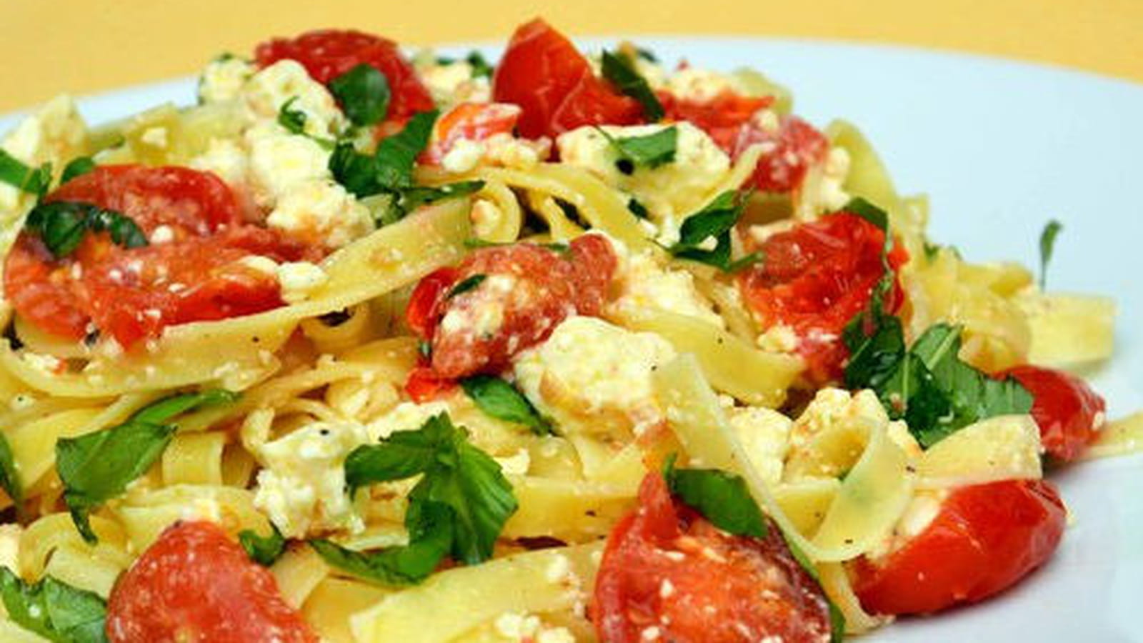 Tagliatelle à la feta, tomates cerise et basilic