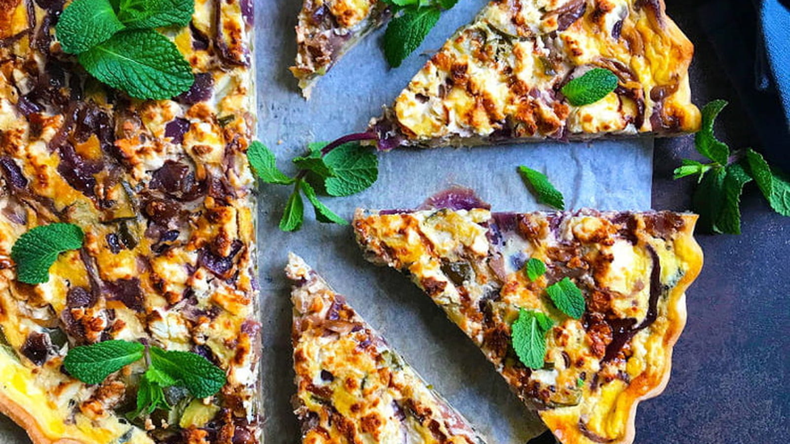 Quiche aux courgettes, oignons rouges caramélisés et feta