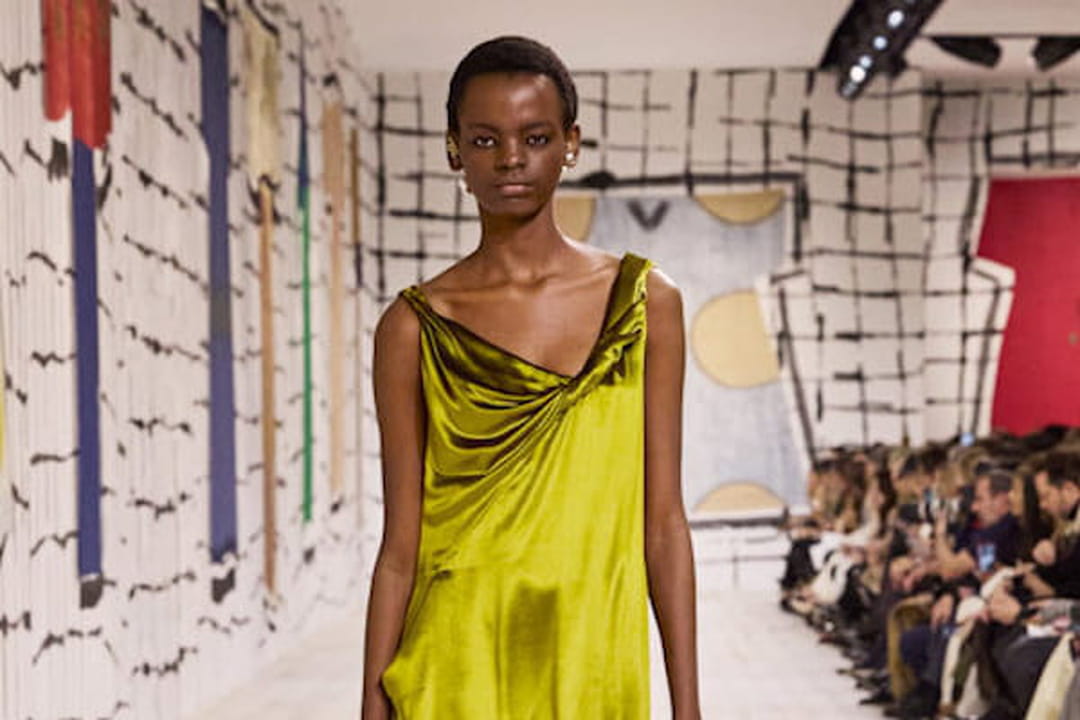 Robe drap?�e verte en satin aper?�ue sur le d?�fil?� Dior