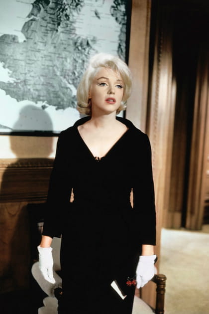 Marilyn Monroe en robe longue noire et gants courts blancs