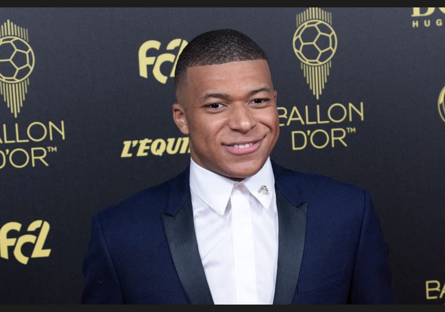 Les cheveux fonc&eacute;s de Kylian Mbapp&eacute;