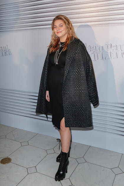 Louane en robe noire ajust&eacute;e et manteau gris