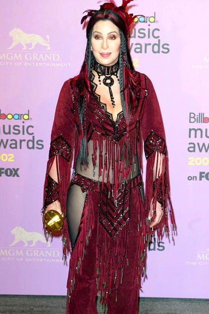 Cher en ensemble façon peau retournée bordeaux avec détails de perles et de franges