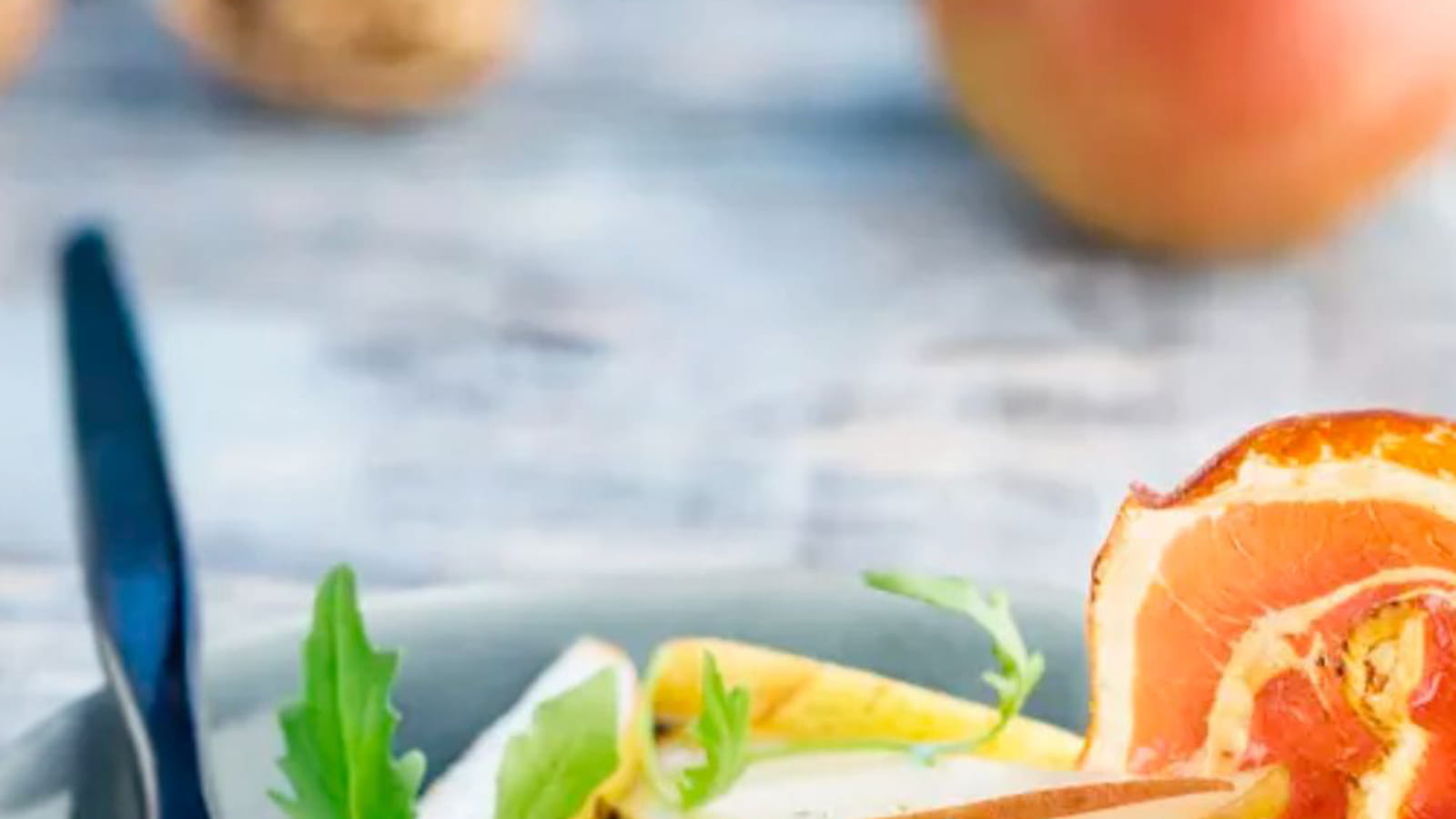 Salade de poires, roquette, noix et quenelle au bleu