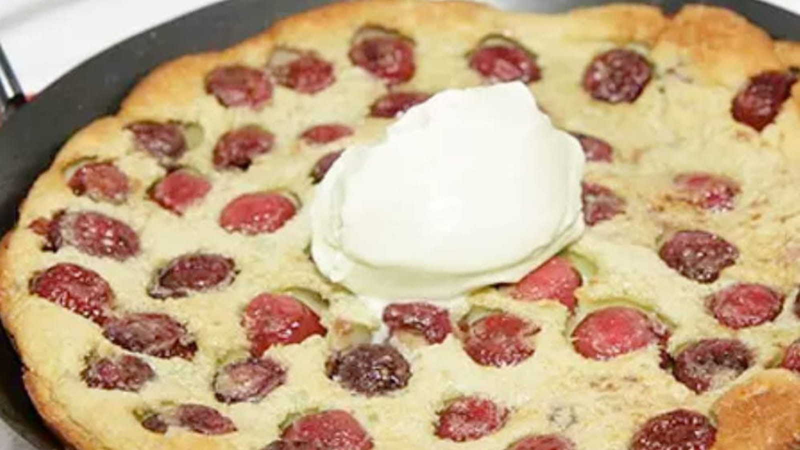 Clafoutis poêlé aux cerises et pistache