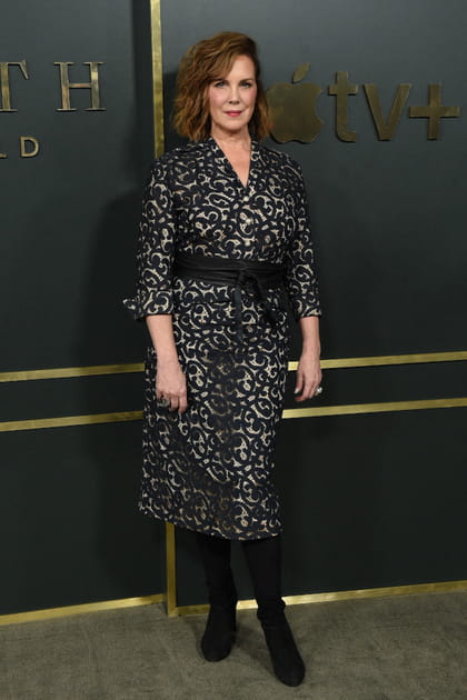 Elizabeth Perkins en robe mi longue ceinturée