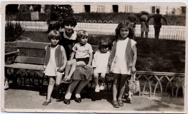 Yvonne Jacob et ses quatre enfants sur un banc, ann&eacute;es 30