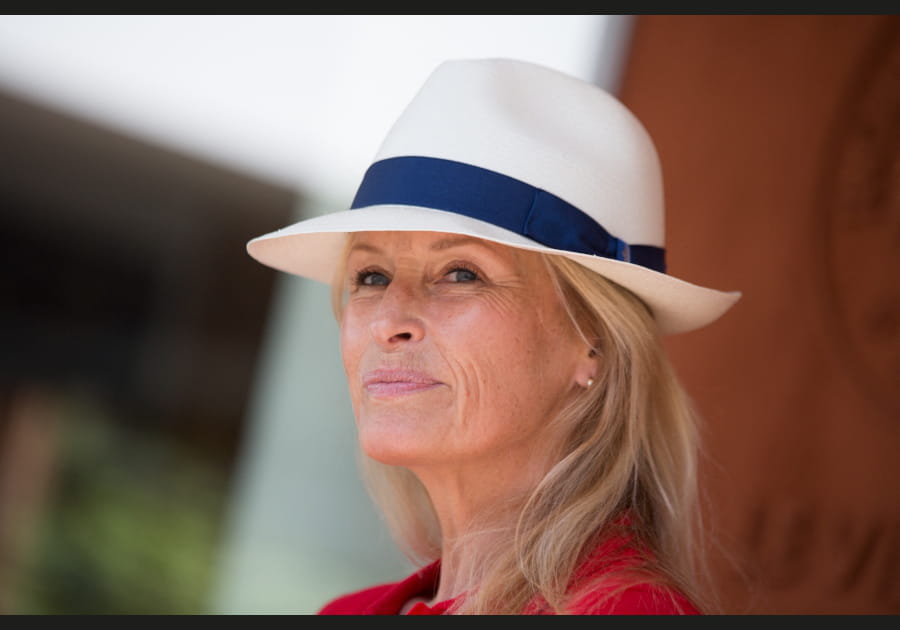 Estelle Lef&eacute;bure d&eacute;voile sa beaut&eacute; naturelle