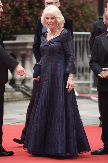 Camilla Parker-Bowles en robe bleu marine Fiona Clare