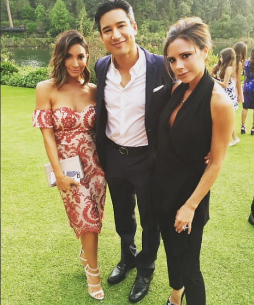 Courtney et Mario Lopez posent avec Victoria Beckham