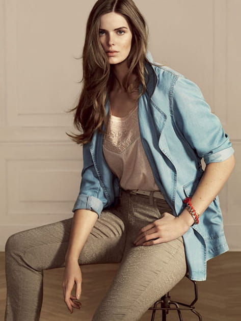 Violeta by Mango : la veste denim et le pantalon beige