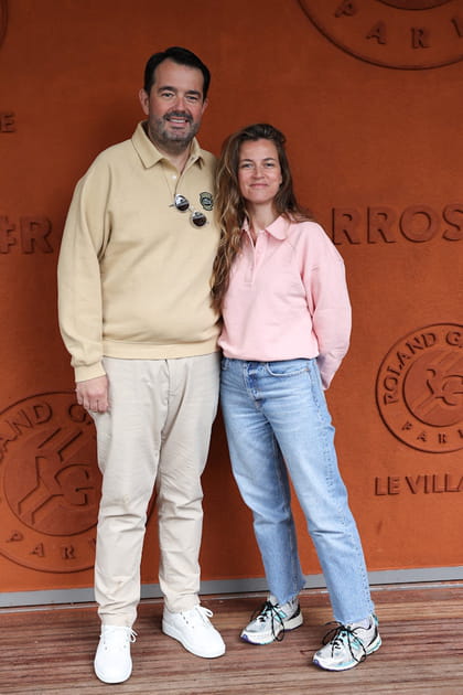 Jean-Fran&ccedil;ois Pi&egrave;ge en total look beige et &Eacute;lodie Pi&egrave;ge en polo rose p&acirc;le