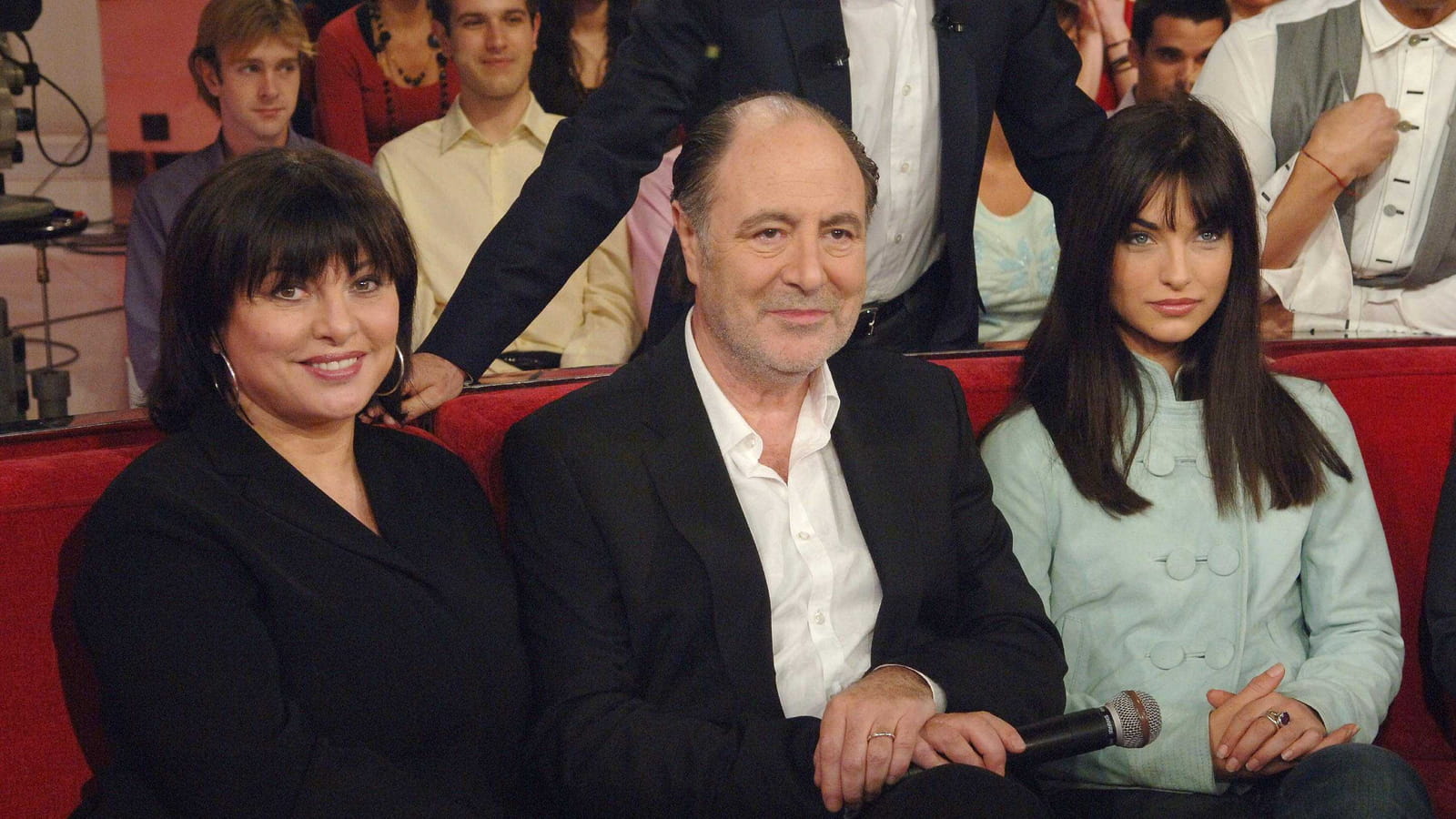 Avec sa femme Geneviève et sa belle-fille Pauline, sur le divan