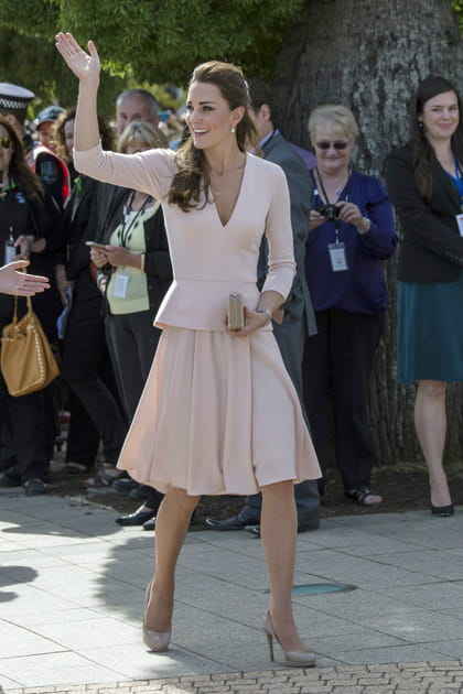 Kate Middleton en tailleur rose poudr&eacute; au d&eacute;collet&eacute; en V Alexander McQueen