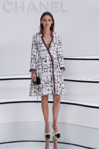Audrey Marnay en robe tweed courte