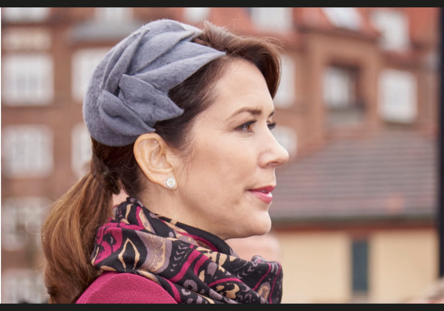 Mary de Danemark, sobre avec sa ponytail basse