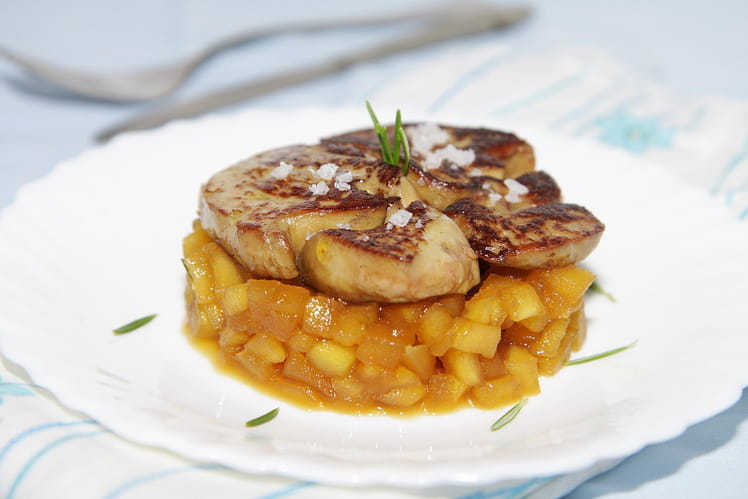 Recette de Foie gras poêlé, pommes caramélisées et romarin