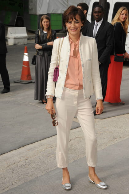 Inès de la Fressange en pantalon blanc et chemise pastel