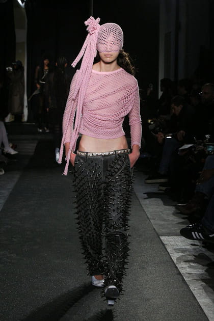 Pull rose et pantalon &agrave; piques aper&ccedil;us sur le d&eacute;fil&eacute; Vaquera