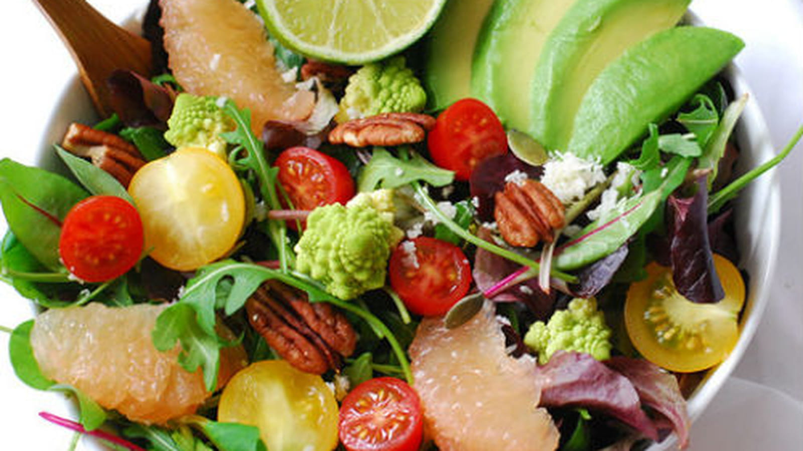 Salade detox à l'avocat, pamplemousse et tomates cerise