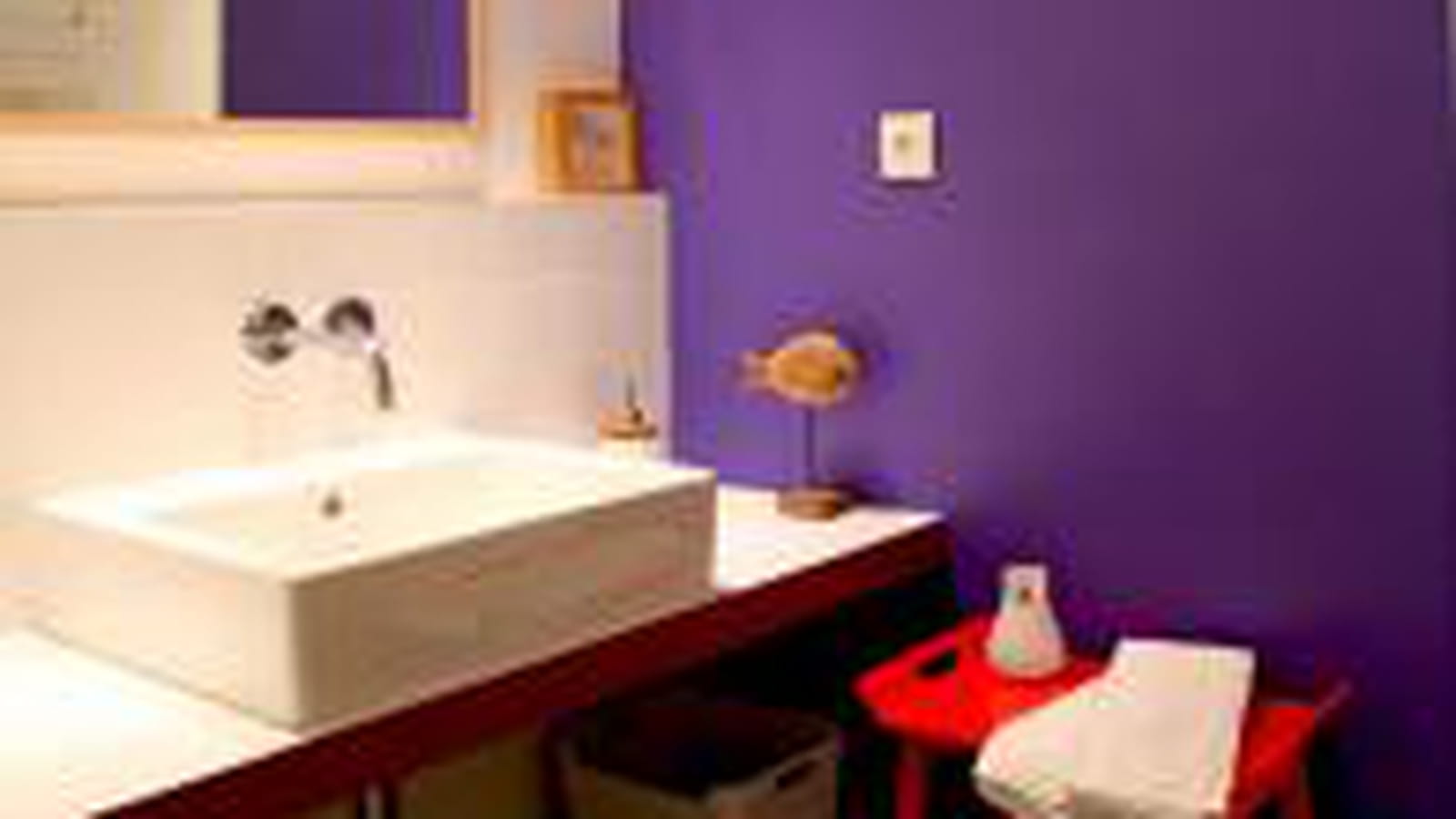 Salle de bains bleu-violet