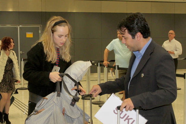 Suki Waterhouse voyage toujours avec son oreiller