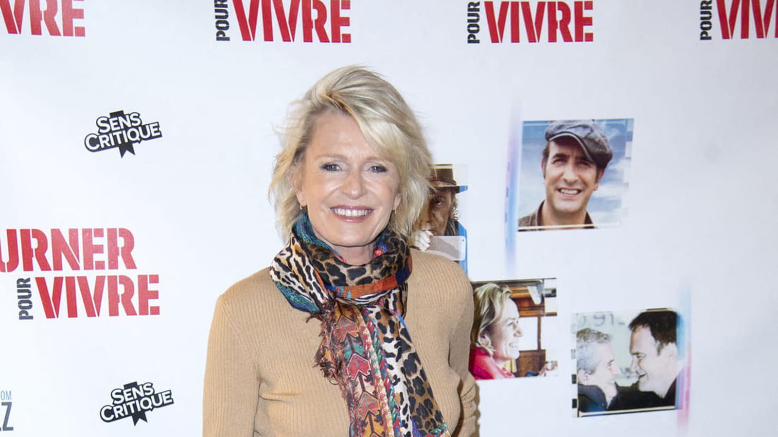 Sophie Davant avec un foulard à motifs 