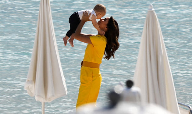 Eva Longoria se pr&eacute;lasse avec son fils Santiago, 11&nbsp;mois, &agrave; la plage de Cannes