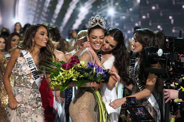 Instant &eacute;motion entre les Miss et la gagnante