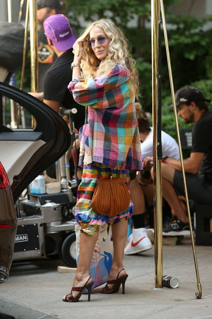 Carrie Bradshaw en ensemble multicolore Norma Kamali