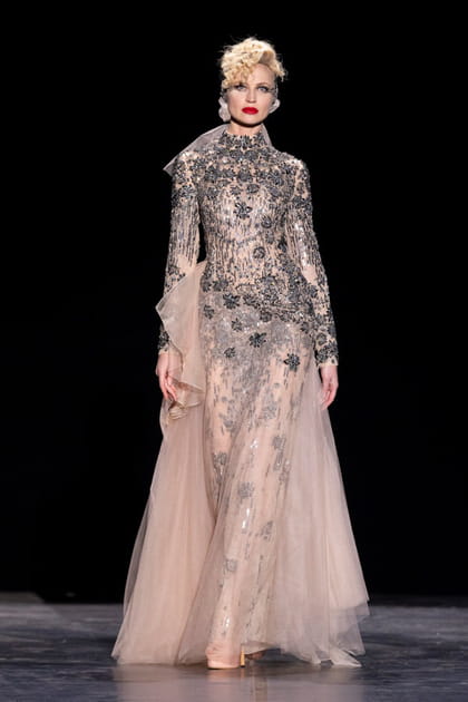 Robe longue rose poudr&eacute; brod&eacute;e aper&ccedil;ue sur le d&eacute;fil&eacute; Julien Fourni&eacute;