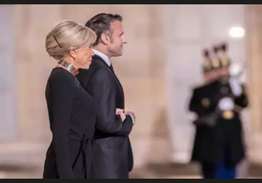 Le chignon banane accessoiris&eacute; de Brigitte Macron