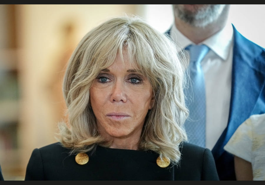 Top&nbsp;: le wavy l&eacute;ger de Brigitte Macron