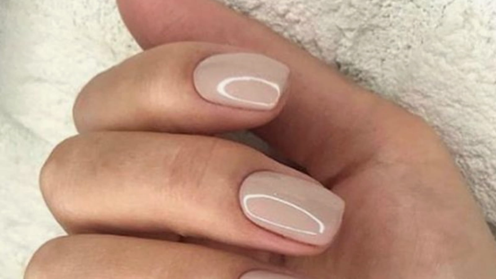Une manucure nude avec des ongles carrés