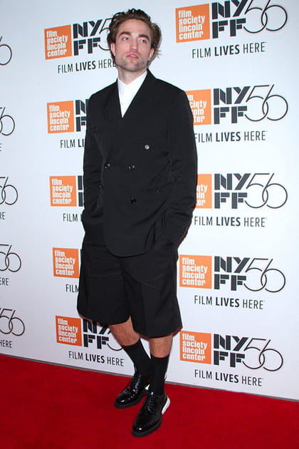 Robert Pattinson en veste croisée et bermuda