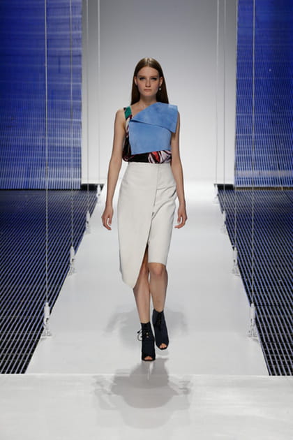 D&eacute;fil&eacute; Cruise 2015 : le haut en su&egrave;de bleu et soie sur jupe taille haute &eacute;crue