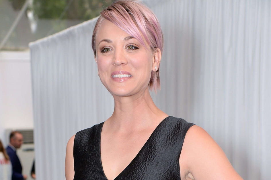 La Pixie Cut rose de Kaley Cuoco