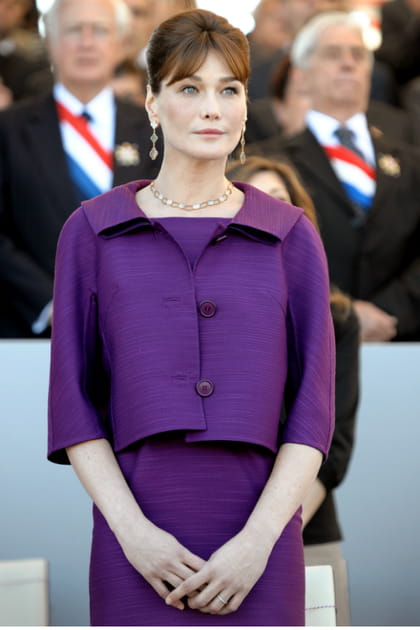 Carla Bruni en ensemble violet