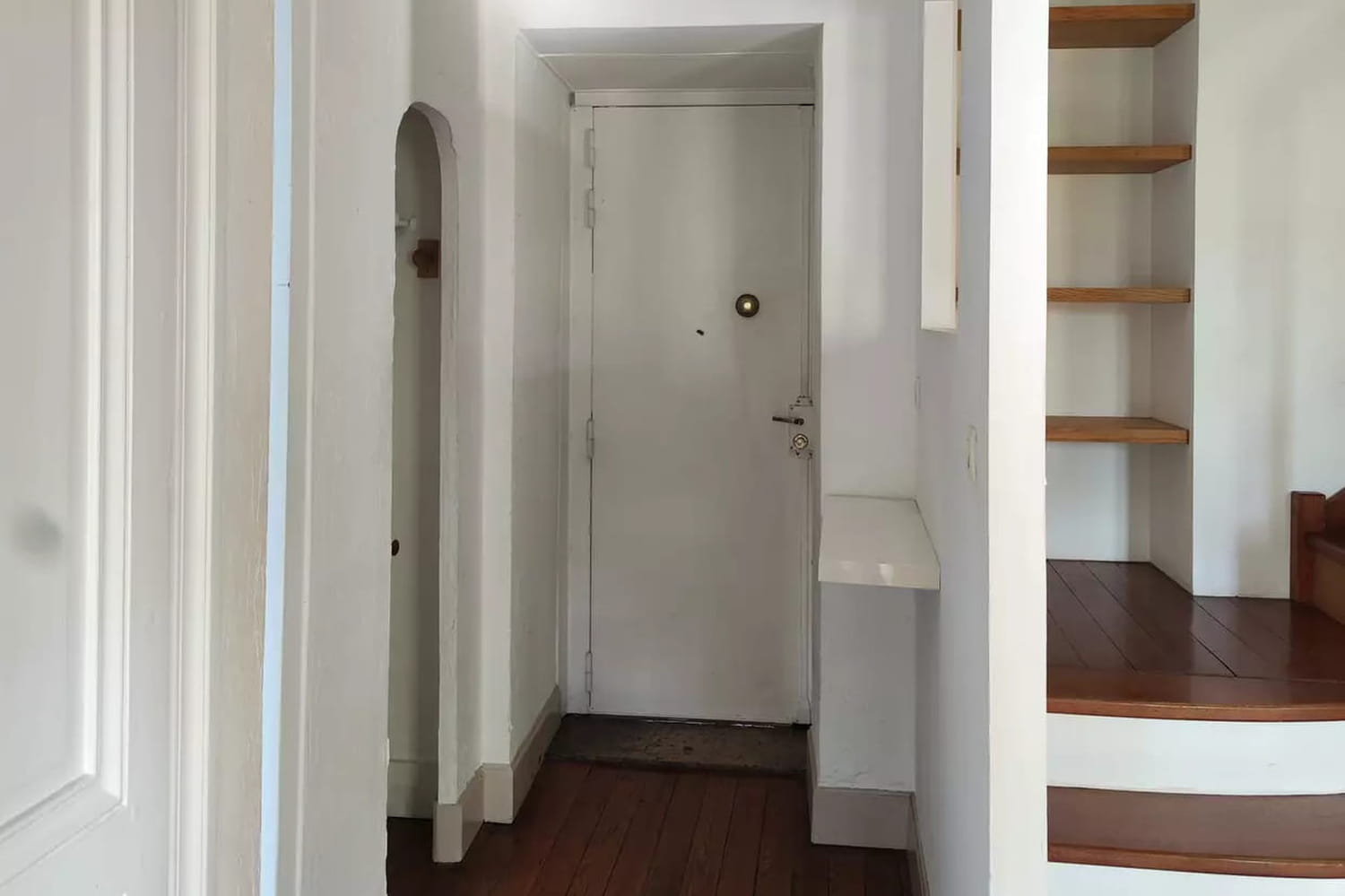 A white entrance takes up colors in this apartment full of personality