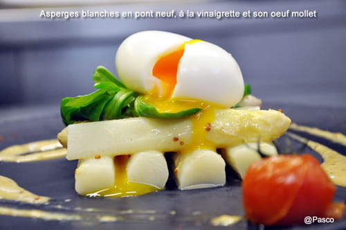 Asperges blanches en pont neuf à la vinaigrette et son oeuf mollet