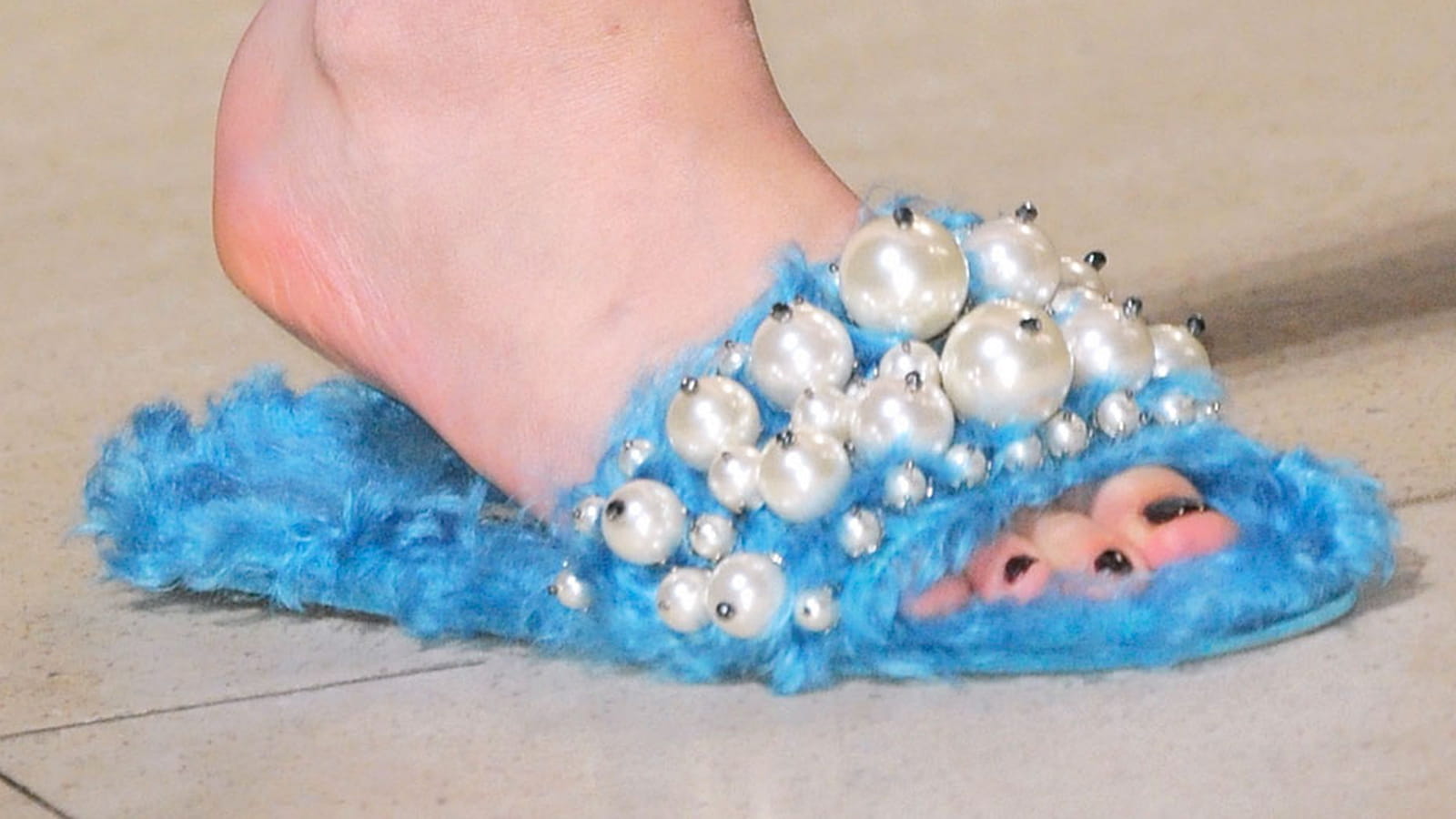 Tongs fourrure et perles Miu Miu