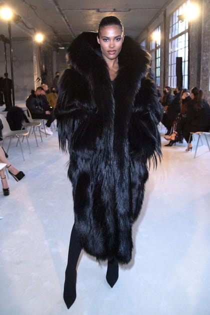 Tina Kunakey&nbsp;au d&eacute;fil&eacute; Alexandre Vauthier