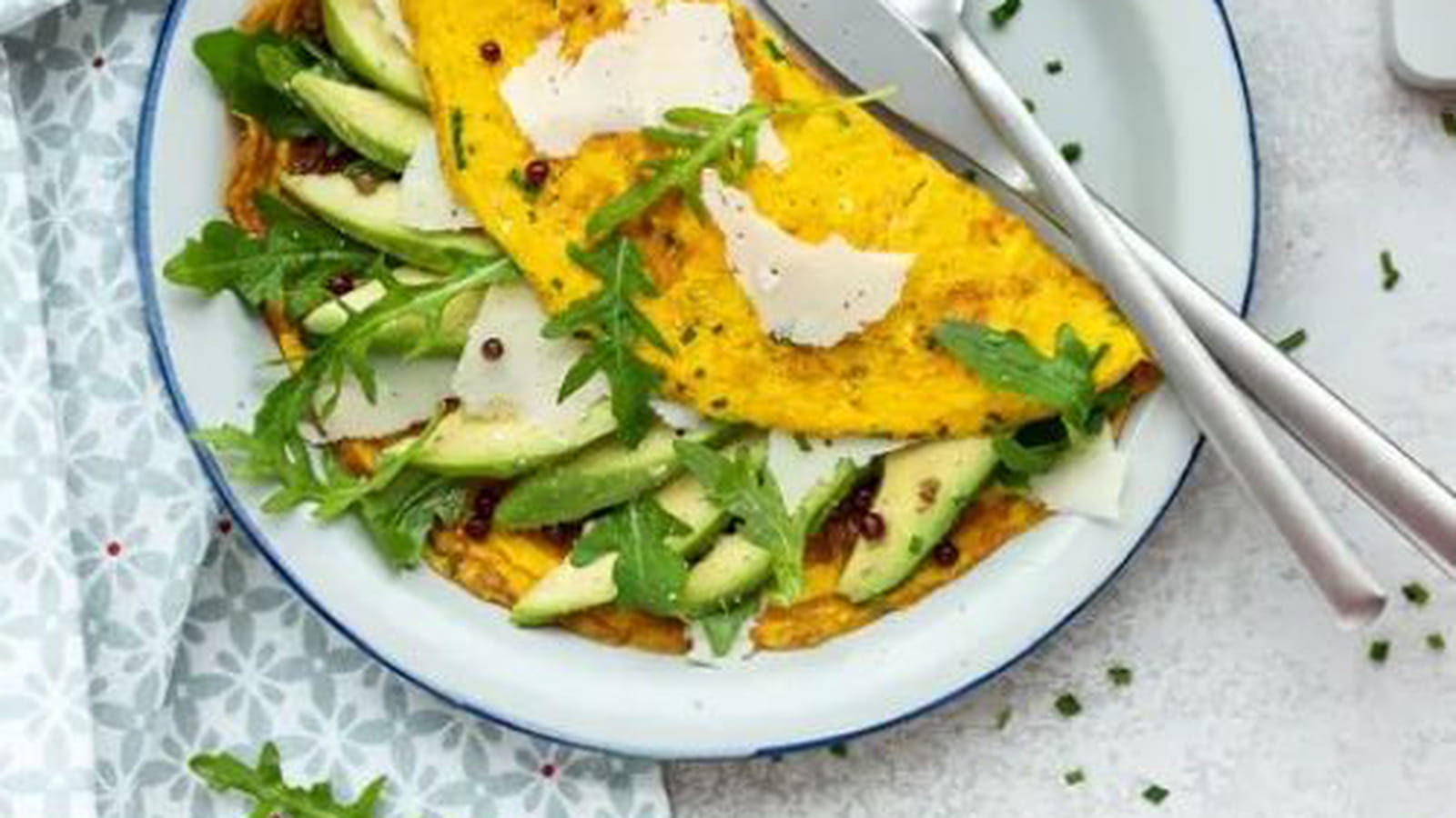 Omelette à l'avocat, au Parmesan et aux herbes